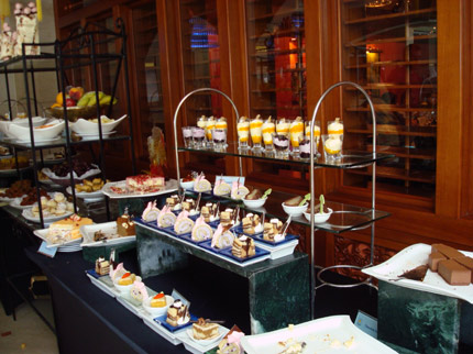 Brunch v Marriotu - dezertní stanice