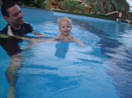 Omán - Theo v bazénu