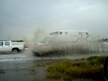 Sanitka projíždějící zaplavených Al Rayyanem