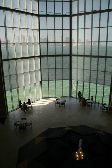 Muzeum islámského umění zevnitř - výhled na West Bay