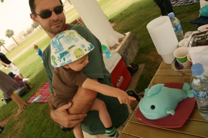 Theo 1yo dort-delfin Theo 1yo dort-delfin