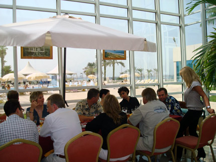 Brunch v Marriotu - výhled ven (kde už by touto dobou nikdo nechtěl sedět :-)