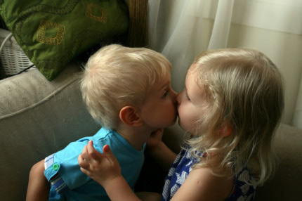 theo_2yo_kiss
