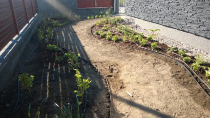 Klikatá cesta podél domu